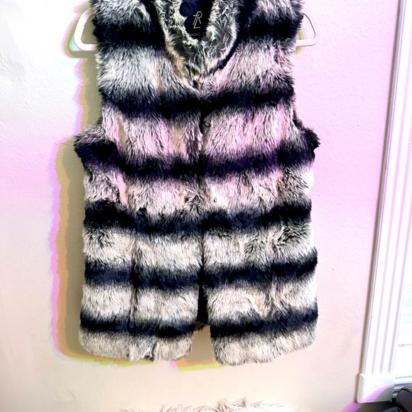 Rachel Zoe women faux fur vest. - Picture 4 of 6